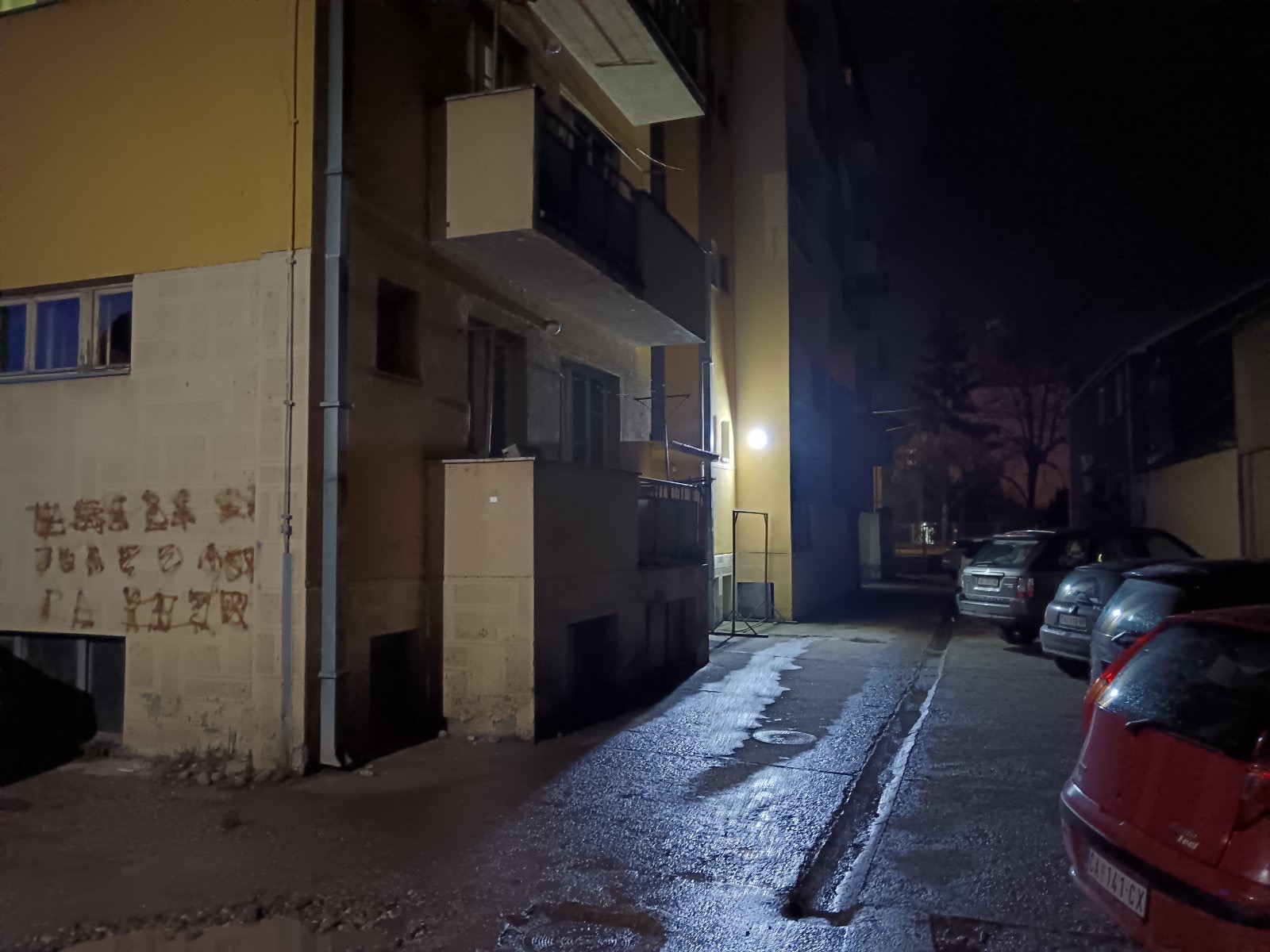 Odmah smo istrčali napolje, sve je puno dima: Požar u stambenoj zgradi u Čačku, zapalio se dimnjak - vatrogasci na terenu/ Foto: RINA