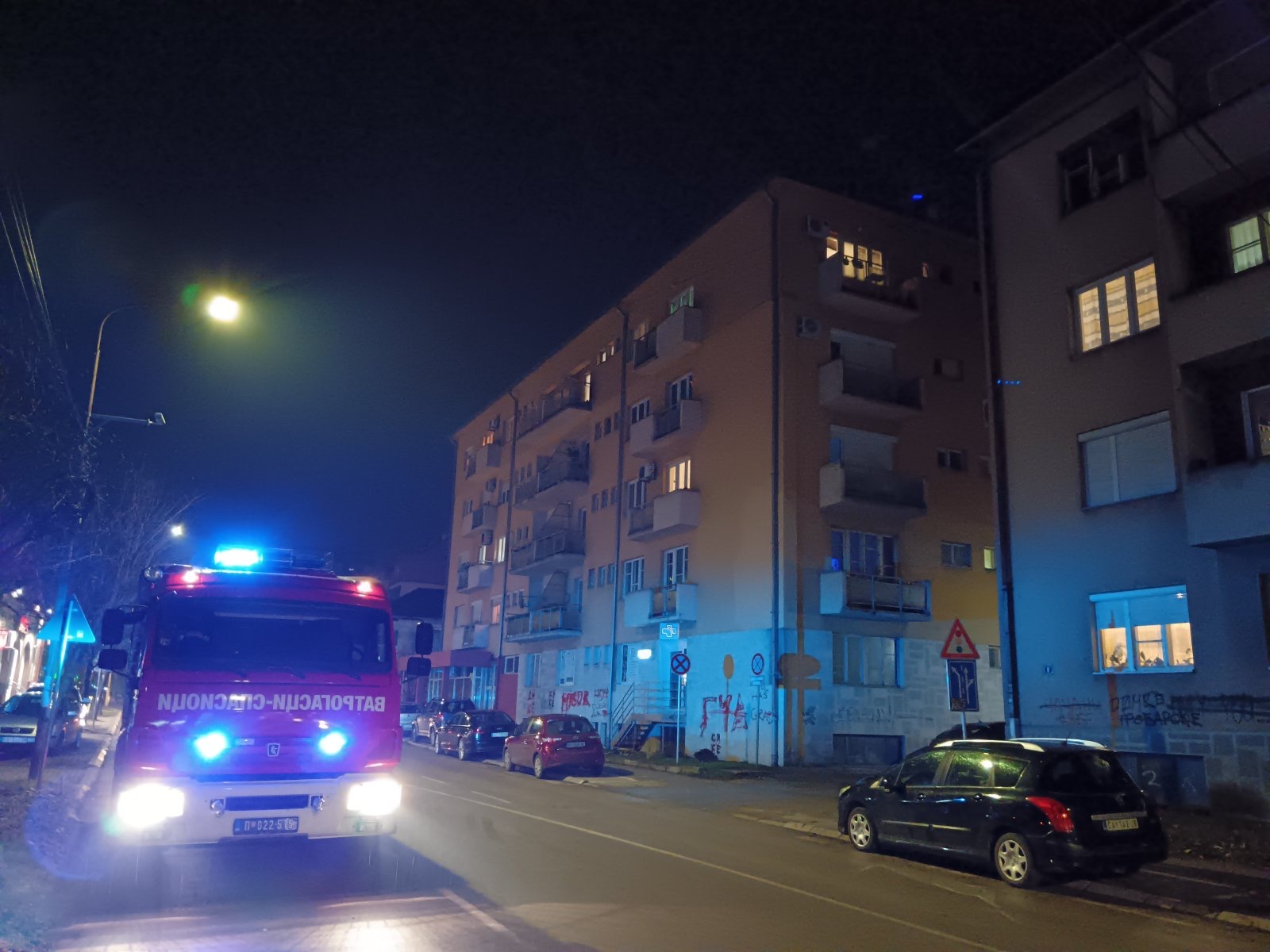 Odmah smo istrčali napolje, sve je puno dima: Požar u stambenoj zgradi u Čačku, zapalio se dimnjak - vatrogasci na terenu/ Foto: RINA