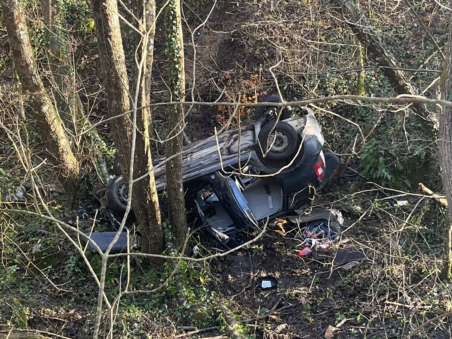 Neverovatno šta je preživela, sami Bog ju je spasio: Ovo je automobil žene koja je sletela u kanjon kod Prijepolja, zadobila lakše povrede ruke (FOTO)