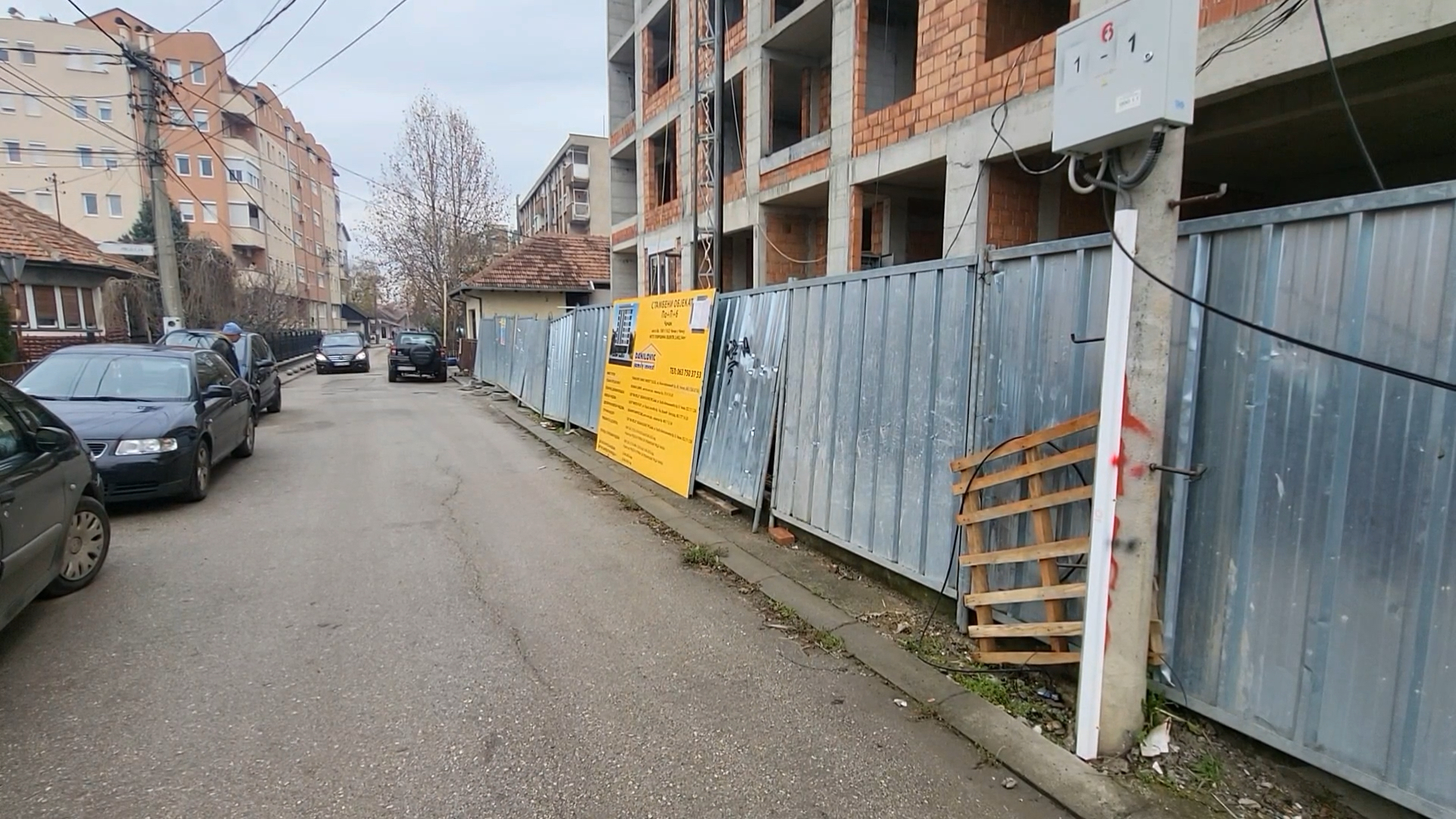 Tragedija u širem centru Čačka: Pao radnik sa vrha zgrade na gradilištu, nastradao na licu mesta (FOTO)(VIDEO)