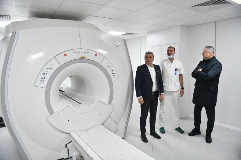 Najsavremenija magnetna rezonanca stigla u čačansku bolnicu: Građani čitavog Moravičkog okruga više neće morati na pregelede u Beograd i Kragujevac (FOTO)