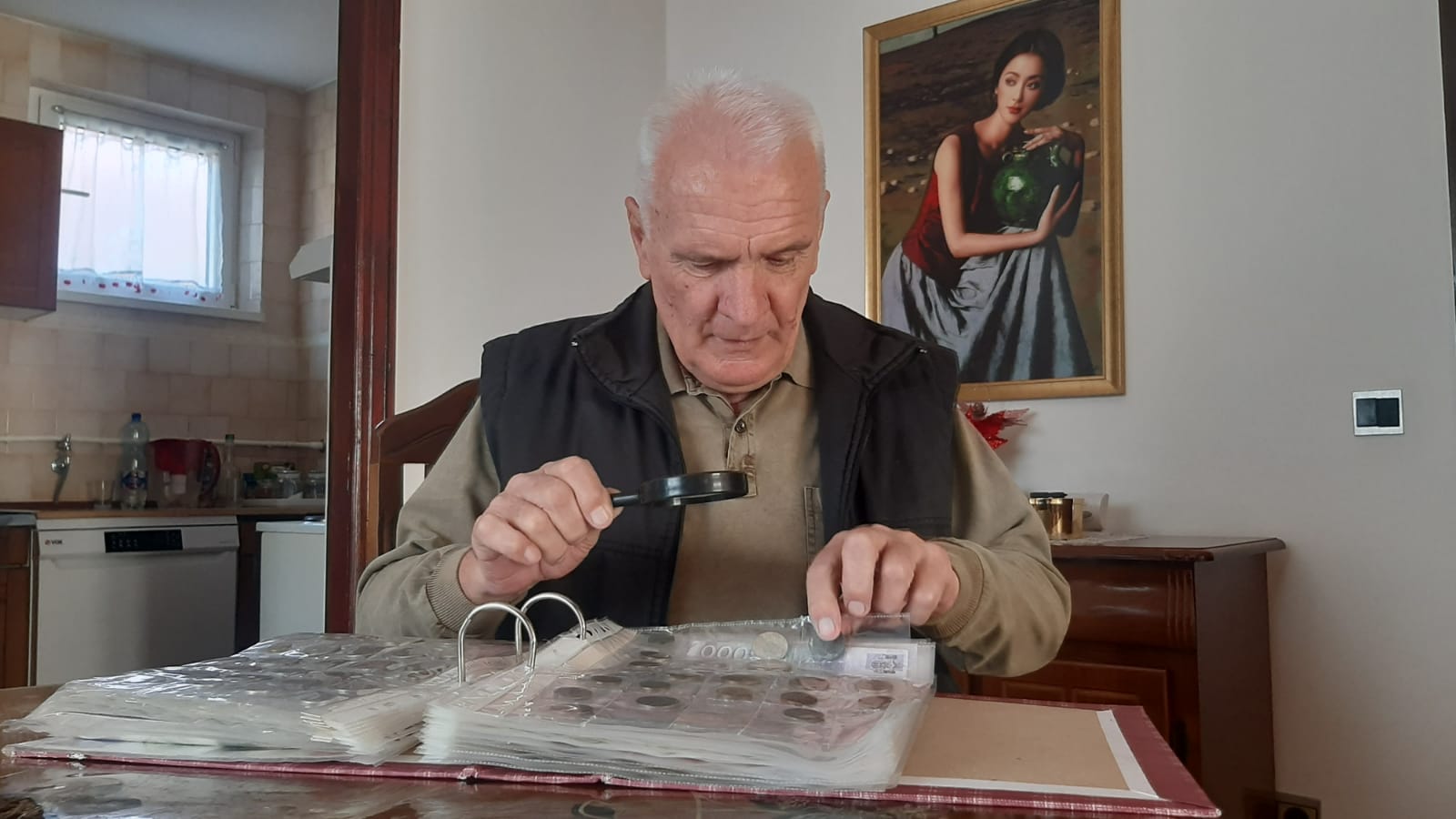 Batiša iz Topole godinama skuplja stari novac/ Foto: RINA