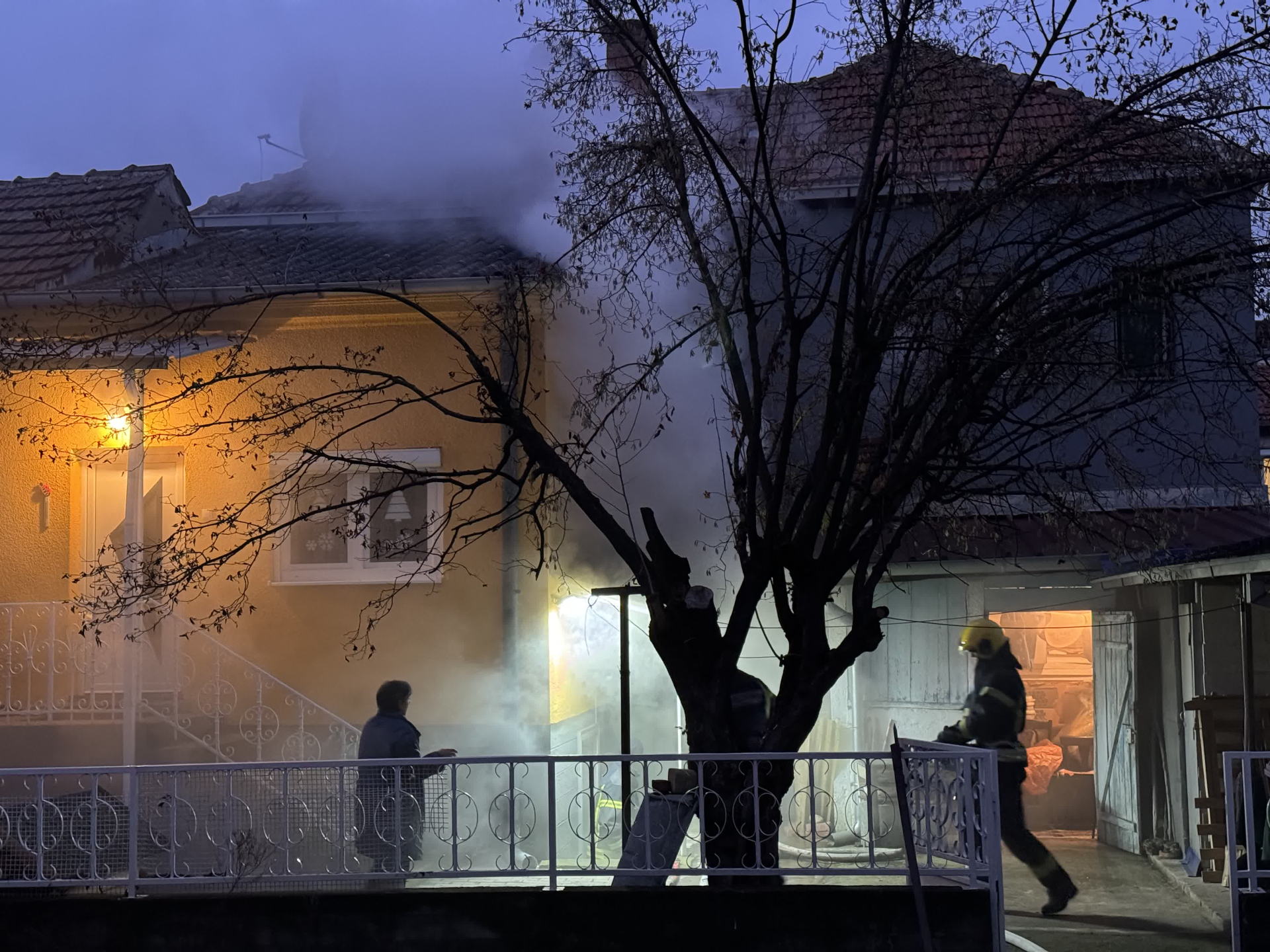 Dim se proširio čitavim naseljem, pomoć pružena trudnici: Veliki požar izbio u širem centru Čačka, vatrogasci na terenu (FOTO)(VIDEO)