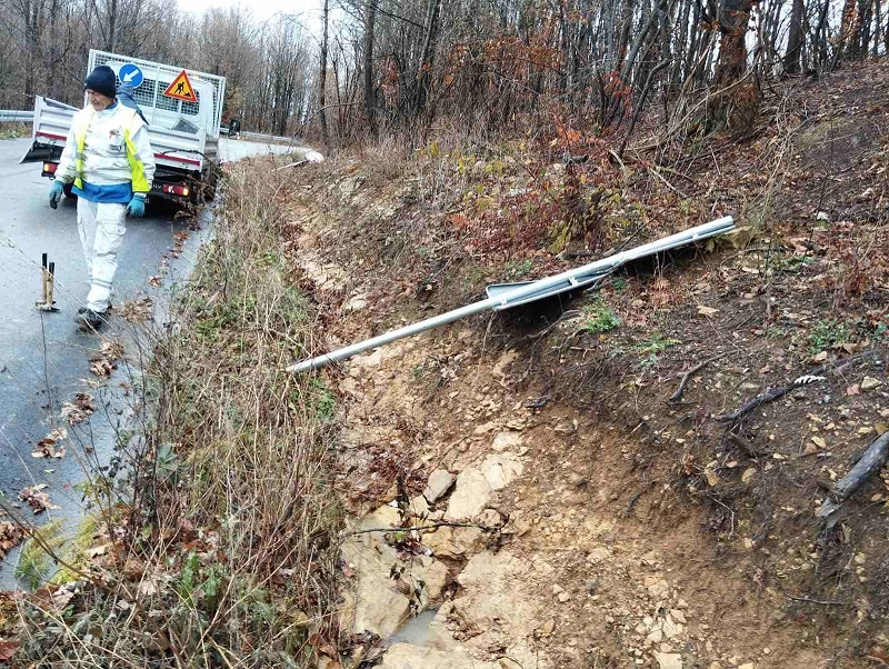 Njihovom vandalizmu nema kraja: Nepoznati počinioci ponovo uništavaju imovinu na planini Kablar, saobraćajni znakovi osvanuli isčupani u kanalu pored puta (FOTO)