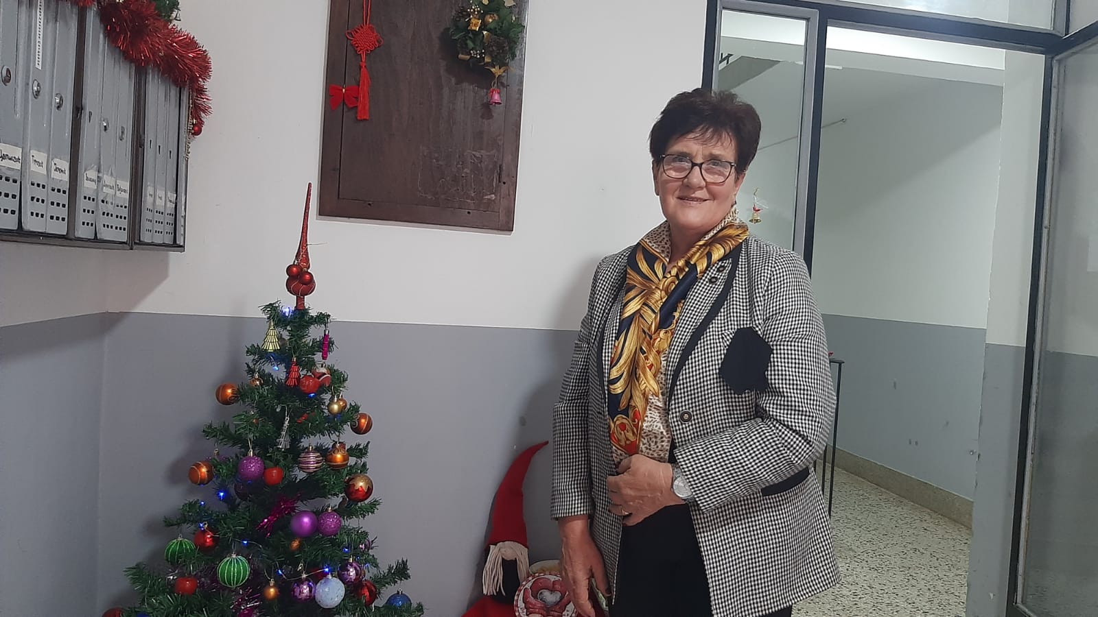 Obišla čitavu Evropu, ali se vratila u rodnu Topolu: Svetlana postala upravnca svoje zgrade i udahnula joj novi život, komšinice zajedno okitile ulaz (FOTO)