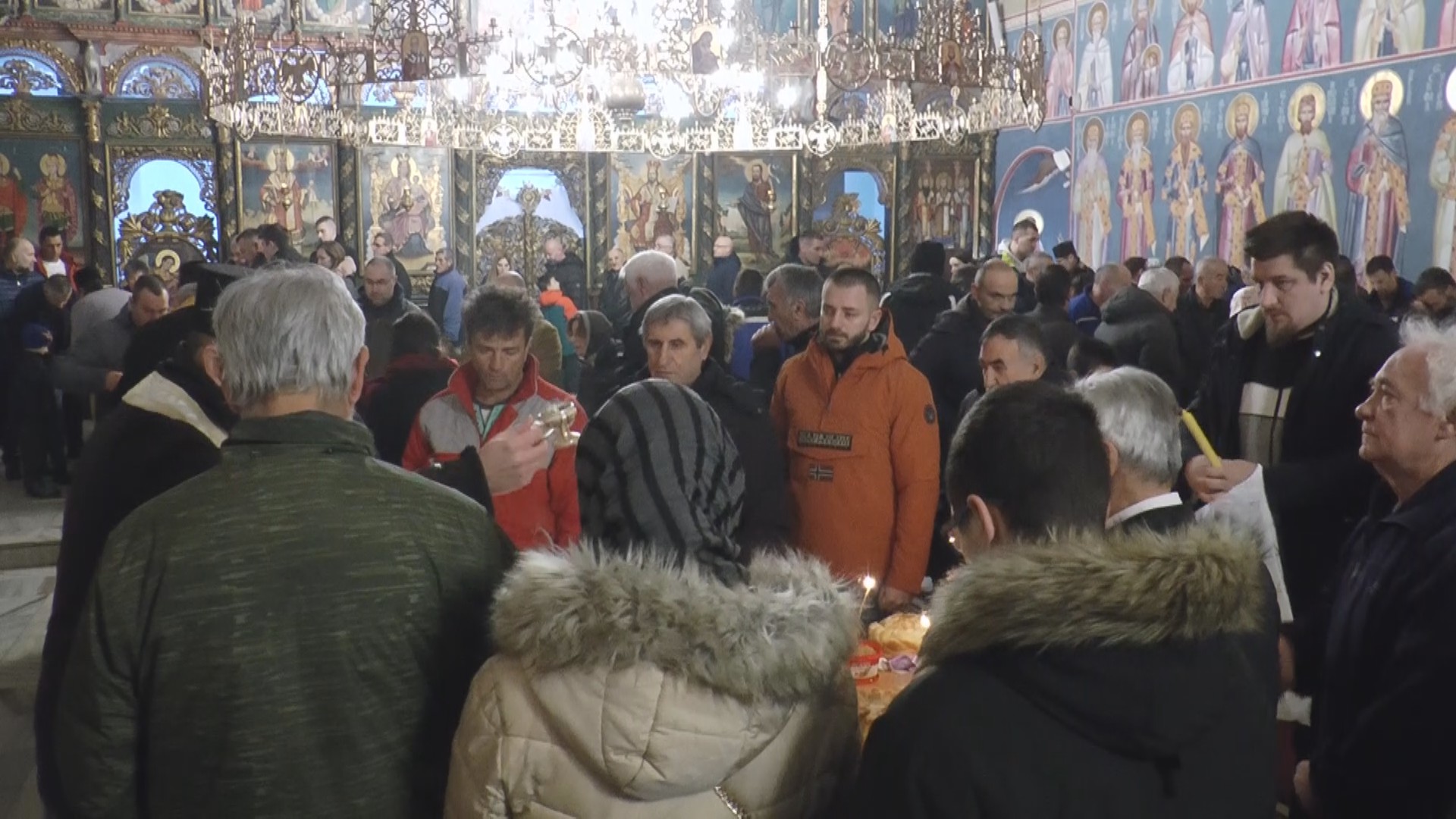 Slavu sam nasledio od dede i to je njavažniji dan u godini za nas: Veliki broj vernika u Čačku danas slavi Svetog Nikolu (FOTO)(VIDEO)