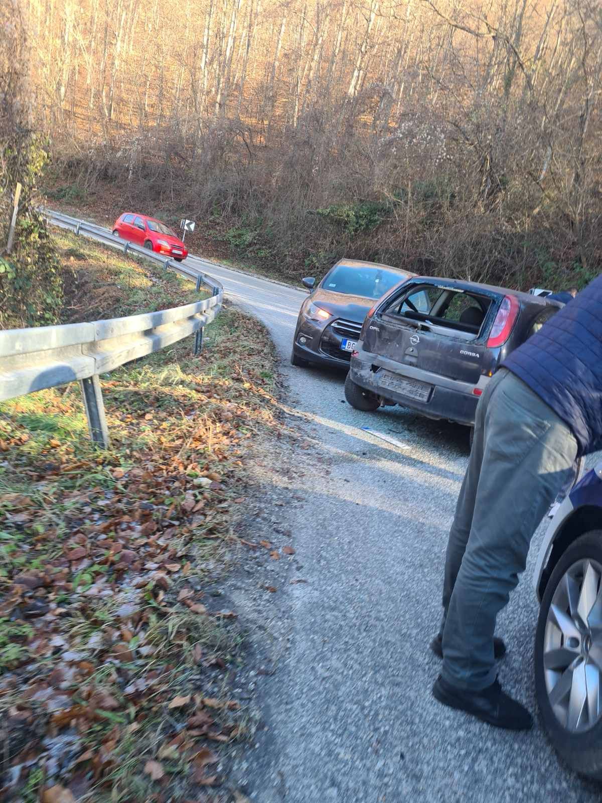 Sve se dogodilo u krivini: Lančani sudar dva automobila i kombija na putu Čačak - Guča (FOTO)