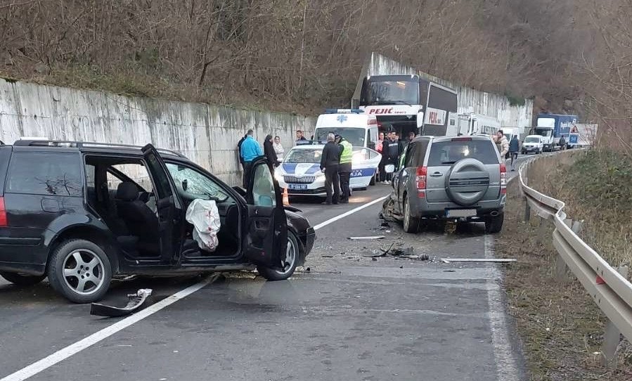 Ograda spasila vozilo da ne sleti u reku Ibar: Težak udes na magistrali ka Novom Pazaru, dve osobe povredjene (FOTO)