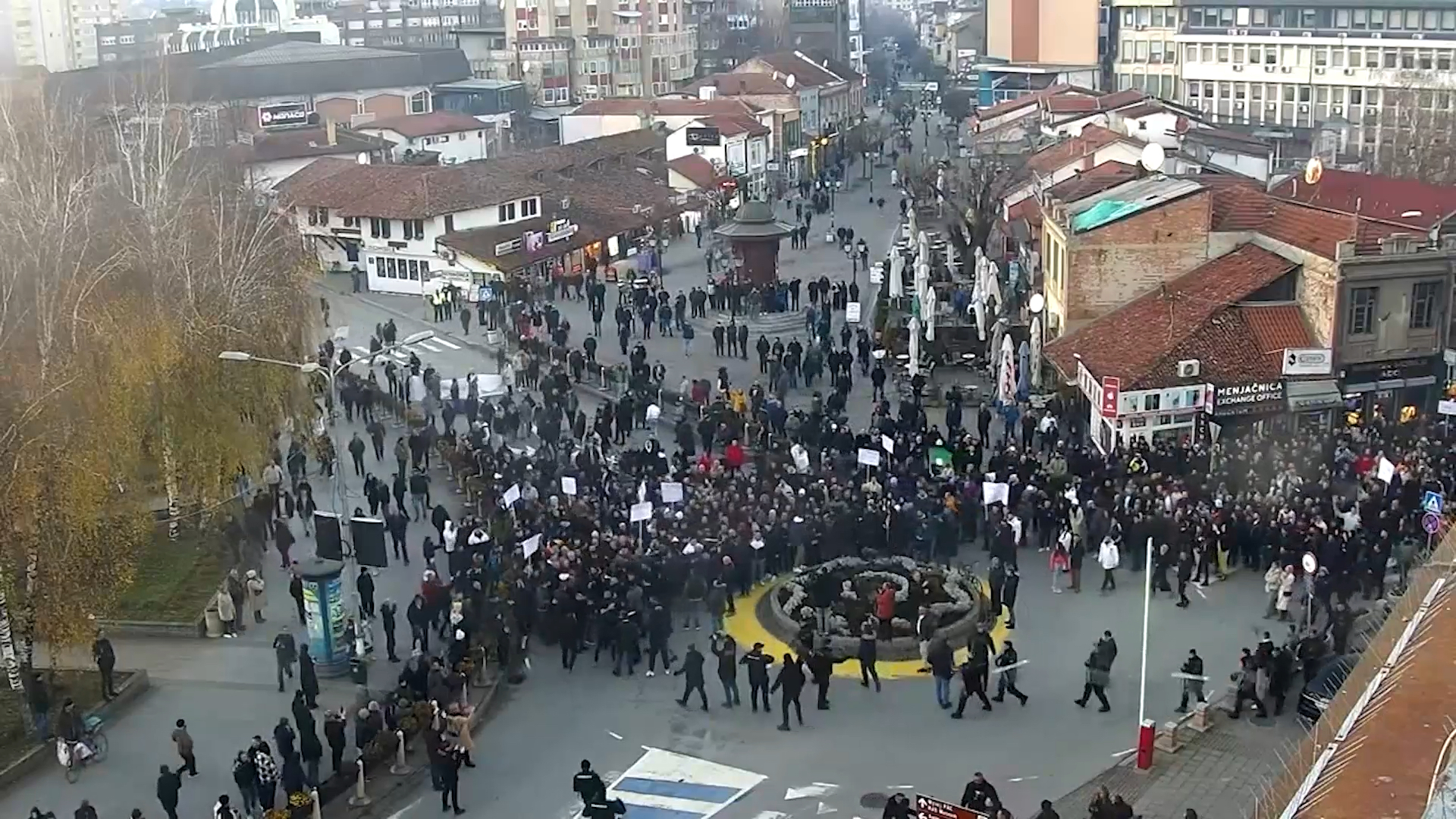 Opozicija krenula motkama na građane, policija jedva sprečila incident velikih razmera/ Foto: RINA