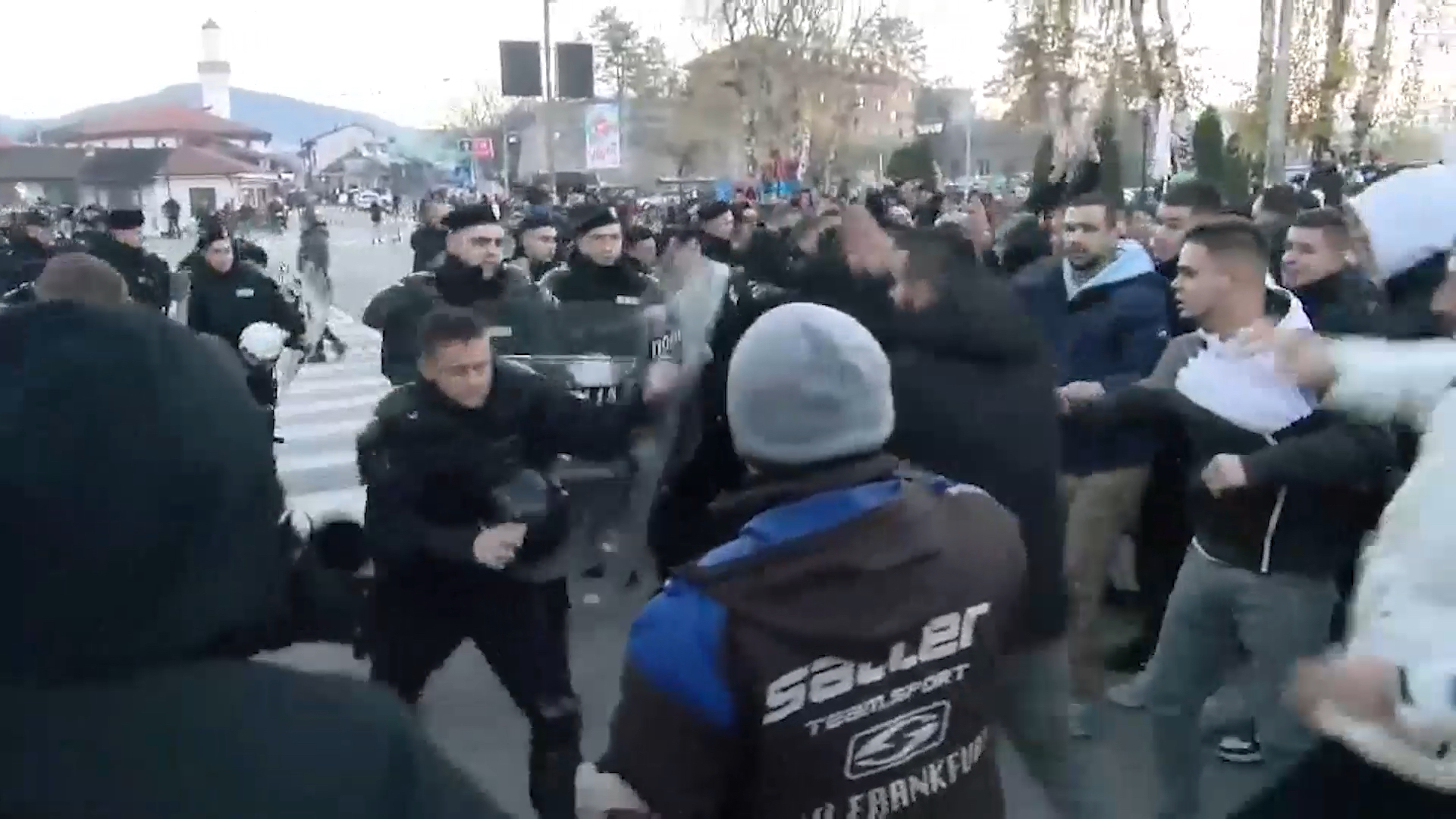Opozicija krenula motkama na građane, policija jedva sprečila incident velikih razmera/ Foto: RINA