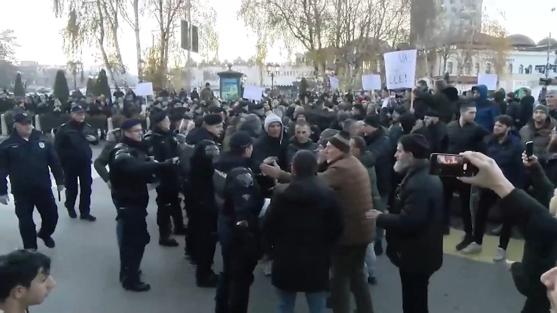 Neverovatan okršaj u Novom Pazaru: Opozicija krenula motkama na građane, policija jedva sprečila incident velikih razmera (FOTO)(VIDEO)