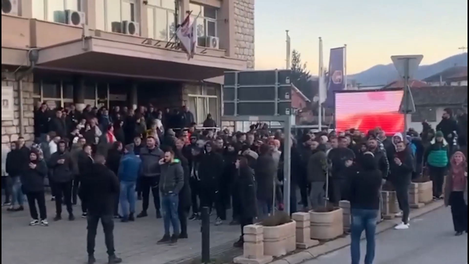 Opozicija krenula motkama na građane, policija jedva sprečila incident velikih razmera/ Foto: RINA