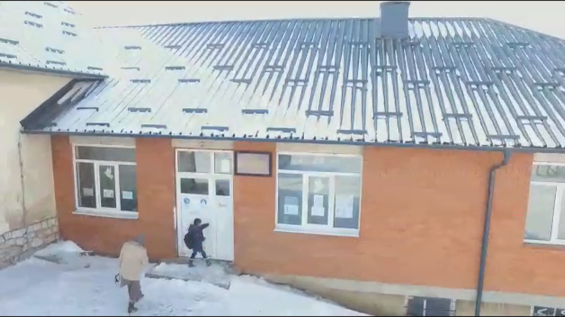 Ovo je najledenije mesto u Srbiji: Zima je počela a meštani pešterskog sela Karajukići bunari dočekuju je spremno - potroše čak 20 metara drva da bi se ogrejali (FOTO)