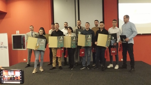 Obrađuju na stotine hektara zemlje i u proizvodnju uvode moderne tehnologije: Ovo su mladi poljoprivrednici kojima se Srbija ponosi (FOTO)
