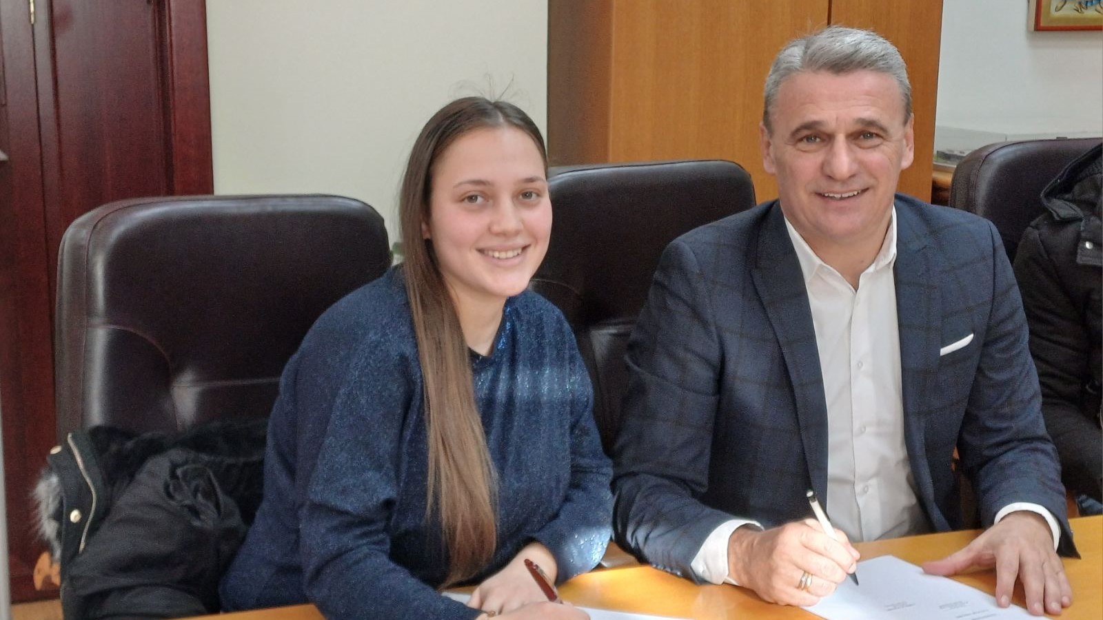Ova vest je donela radost porodicama Jovanović i Simić, postali su pravi domaćini: Mladi bračni parovi sada za svoju decu imaju novi krov nad glavom (FOTO)