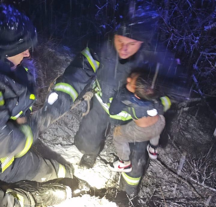 Drama kod Novog Pazara: Tročlana porodica sletela kolima u kanjon reke Ibar, iz duboke provalije izvlače ih vatrogasci-spasioci (FOTO)