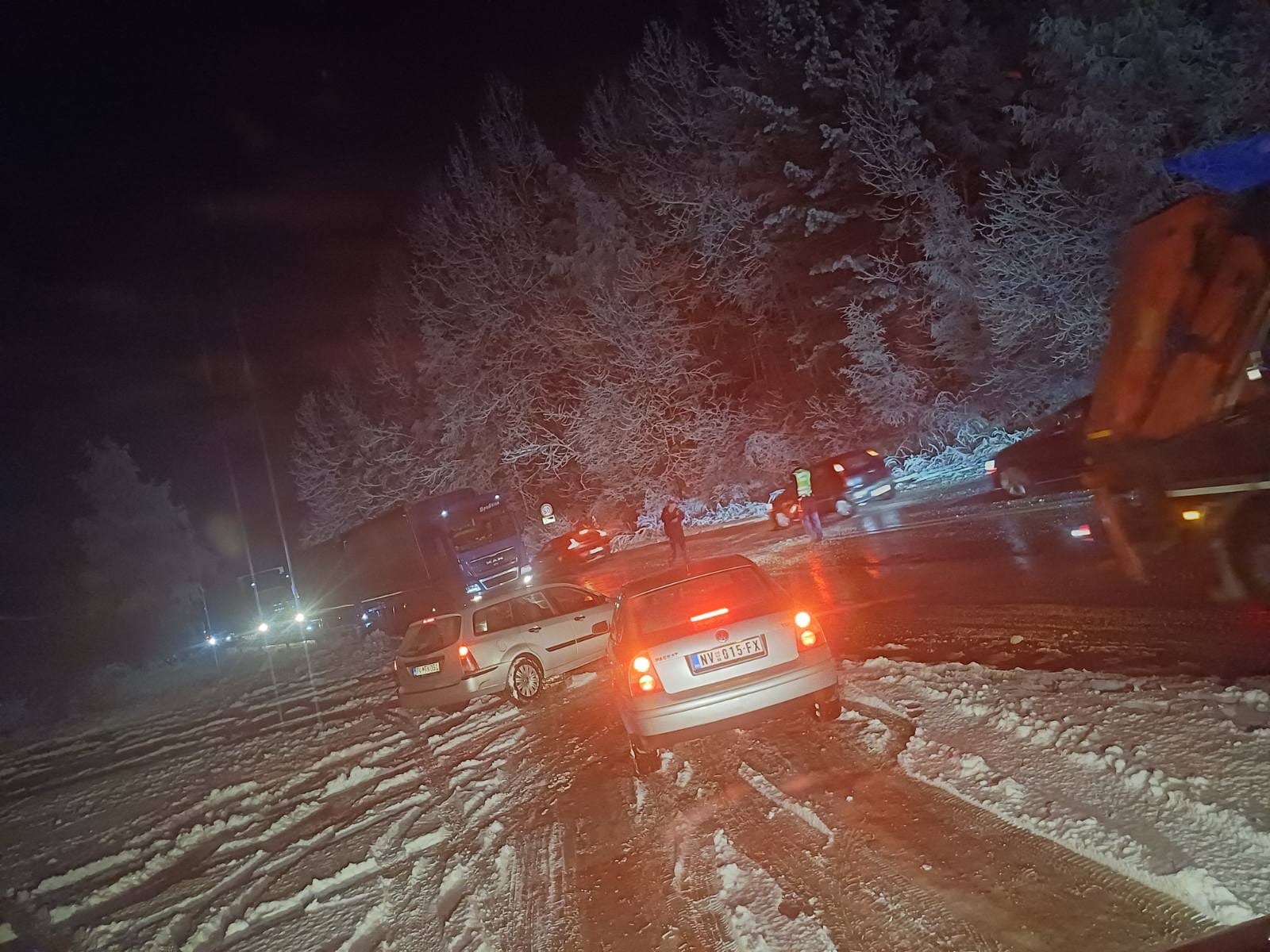 Poprečili se kamioni kod Zlatara zbog jakog snega: Putari već satima na terenu, čiste kritične deonice na planinskim prevojima (FOTO)