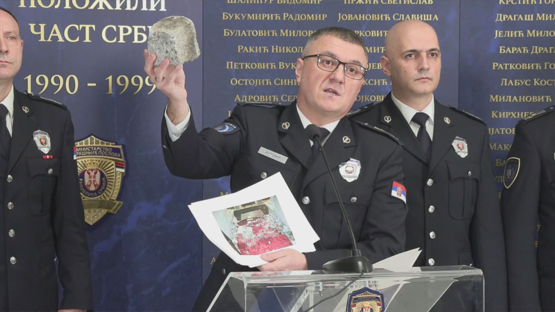 Gađali policiju ogromnim kamenjem: Ivković na konferneciji pokazao kamenice koje su koristili demonstranti u napadu, procesuirano 38 lica nakon nereda u Beogradu (FOTO)(VIDEO)