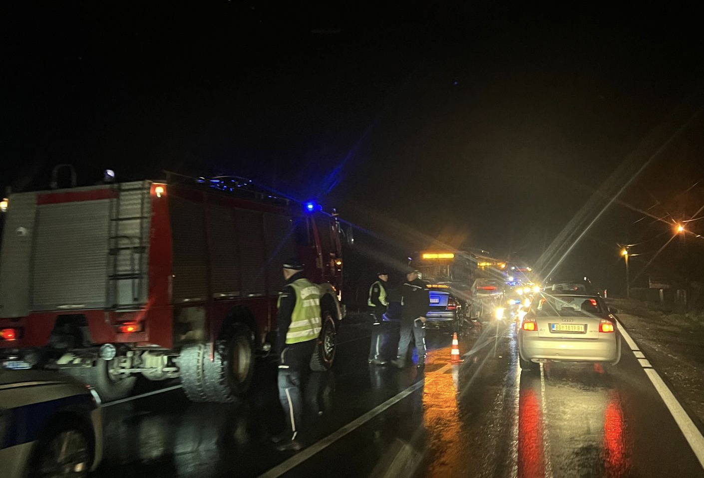 Buktinja se pojavila ispred nas, plamen visok nekoliko metara: Zapalio se automobil u Fočanskoj ulici u Kragujevcu 