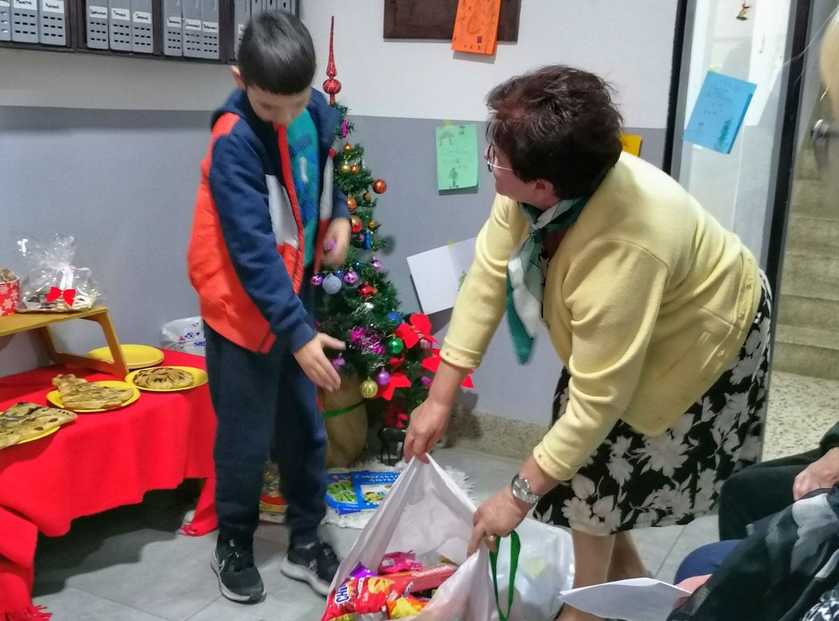 Tako je to kad si jedino dete u zgradi kojom upravlja Svetlana: Kod Đorđa stigao Deda Mraz pre Nove godine, komšinice ga iznenadile poklonom (FOTO)