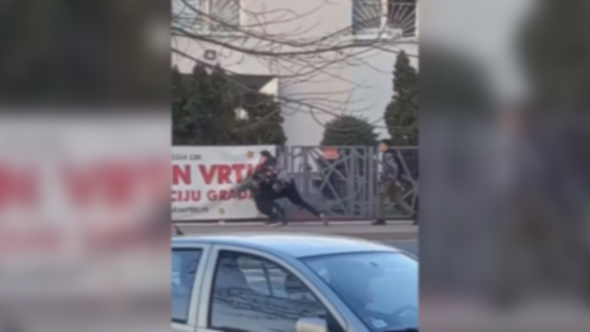 Krvav bežao od napadača: Četvorica huligana napala tinejdžera u Beogradu, jedva sačuvao živu glavu (VIDEO)