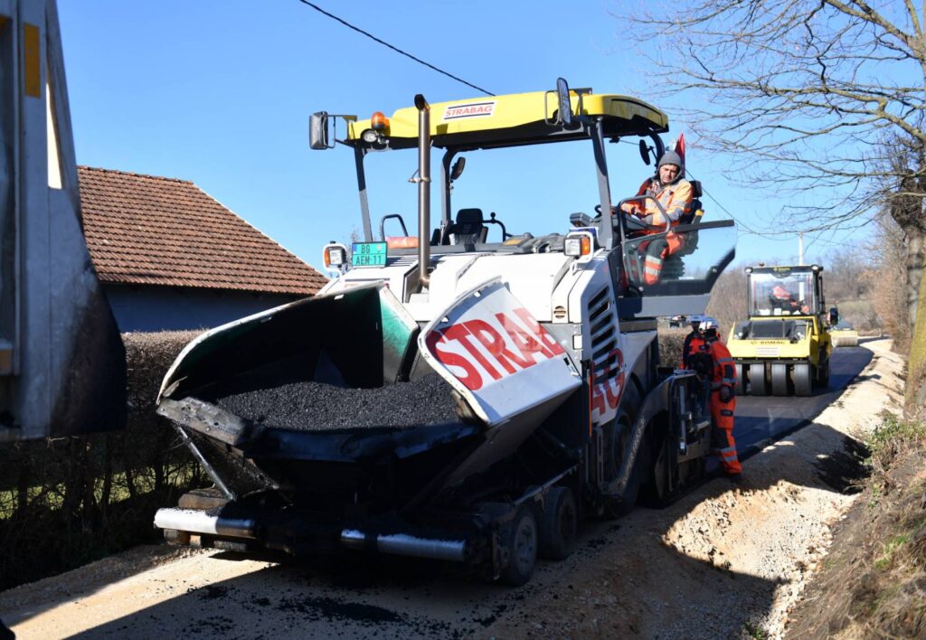 Vreli asfalt se puši u selu kod Čačka / foto: Kabinet gradonačelnika Čačka