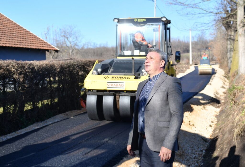 Vreli asfalt se puši u selu kod Čačka: Meštani Donje Gorevnice decenijama išli po blatu i rupama, sada je tome došao kraj (FOTO)