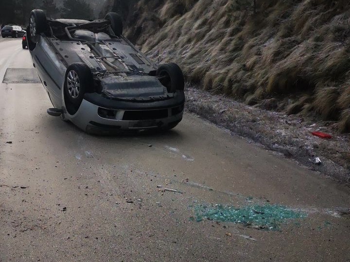 Izgubio kontrolu i sleteo sa puta zbog poledice: Saobraćajna nezgoda u blizini sela Kremna, vozači budite oprezni na ovoj deonici