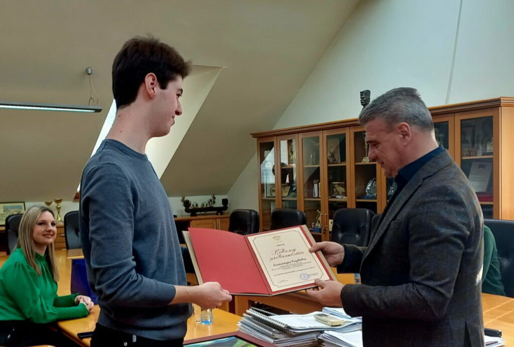 Ovaj mladić je ponos Čačka: Aleksandar student generacije na Filološkom fakultetu u Beogradu, u indeksu sve suve desetke