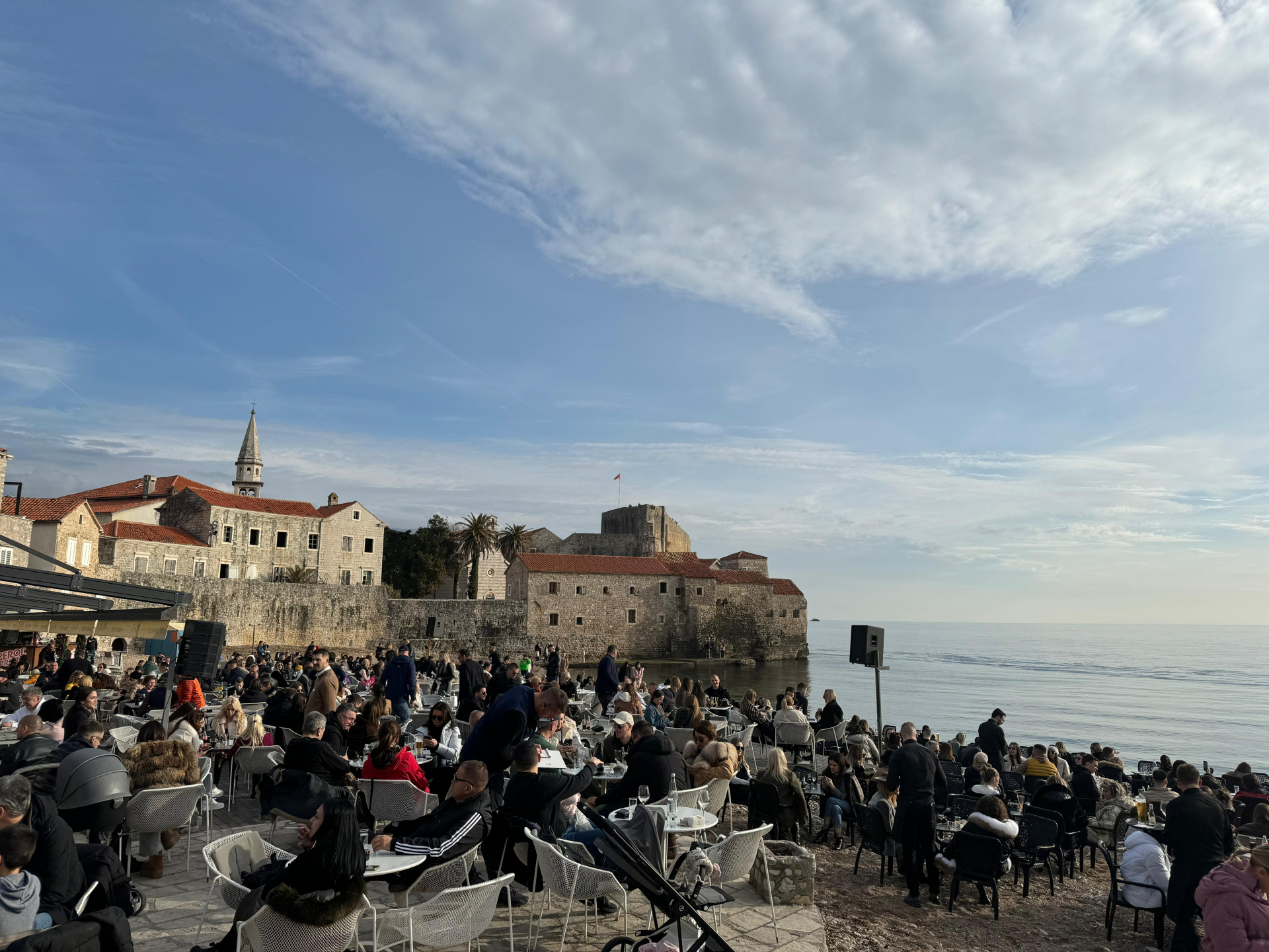 Dvesta evra samo za sto pod otvorenim nebom: Paprene cene u Budvi za praznike, ručak za dvoje minimum 100 evra - uprkos tome ovo mesto već je krcato (FOTO)