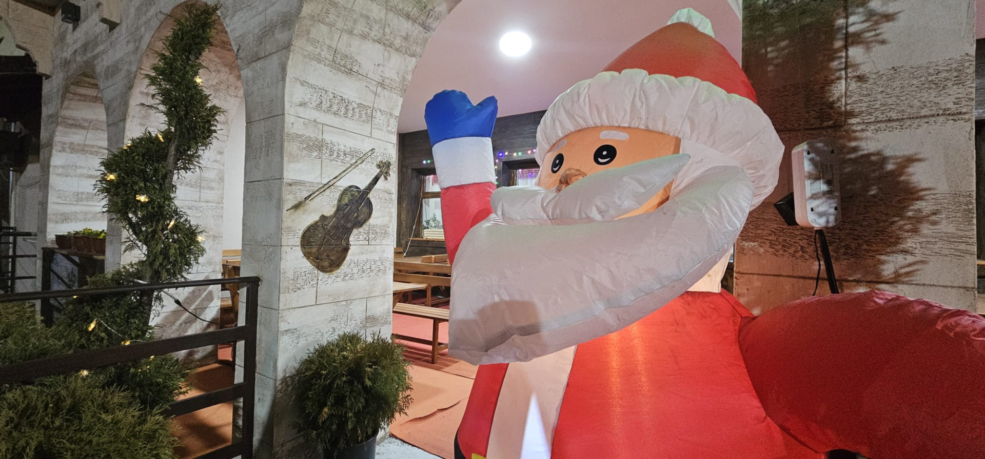 Nećemo da čitavu platu potroše za to jedno veče: Neverovatan novogodišnji cenovnik iz suvoborskog sela obišao Srbiju, ludi ali ne i papren doček u Pranjanima (FOTO)