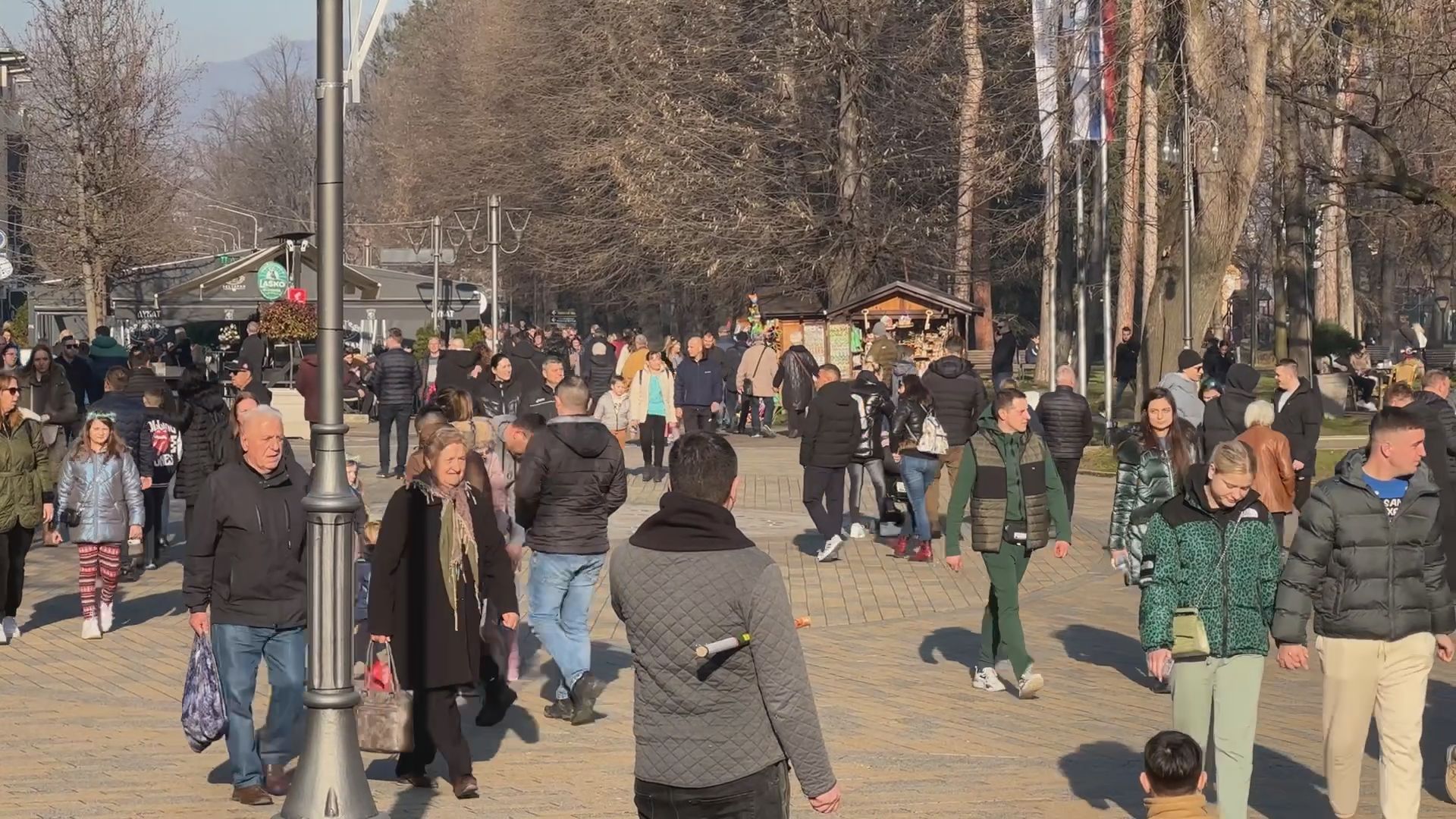 Ova srpska banja puna kao šibica, nema igla gde da padne: Na hiljade ljudi uoči dočeka stiglo u Vnjačku Banju, najveži problem za one koji nisu to uradili na vreme - kako pronaći penoćište (FOTO)(VIDEO)