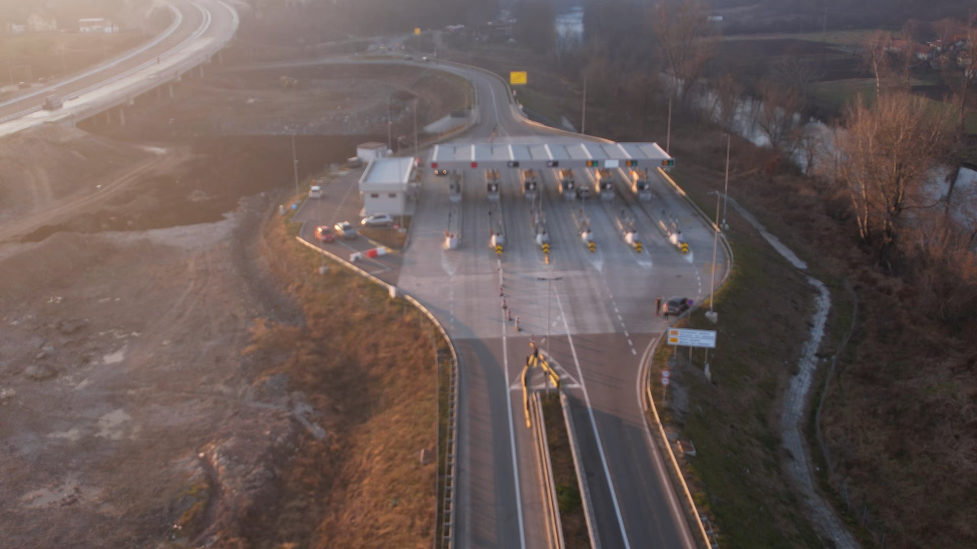Nestvarne slike sa auto-puta Miloš Veliki - nema žive duše: Svi Srbi koji su negde hteli izgelda da su otputovali juče, gužve nema ni na graničnim prelazima (FOTO)(VIDEO)