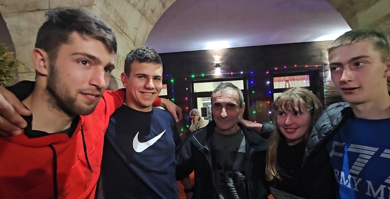 , Ivana sa braćom prvi put za Novu Godinu izašla u seoski dom / foto: RINA