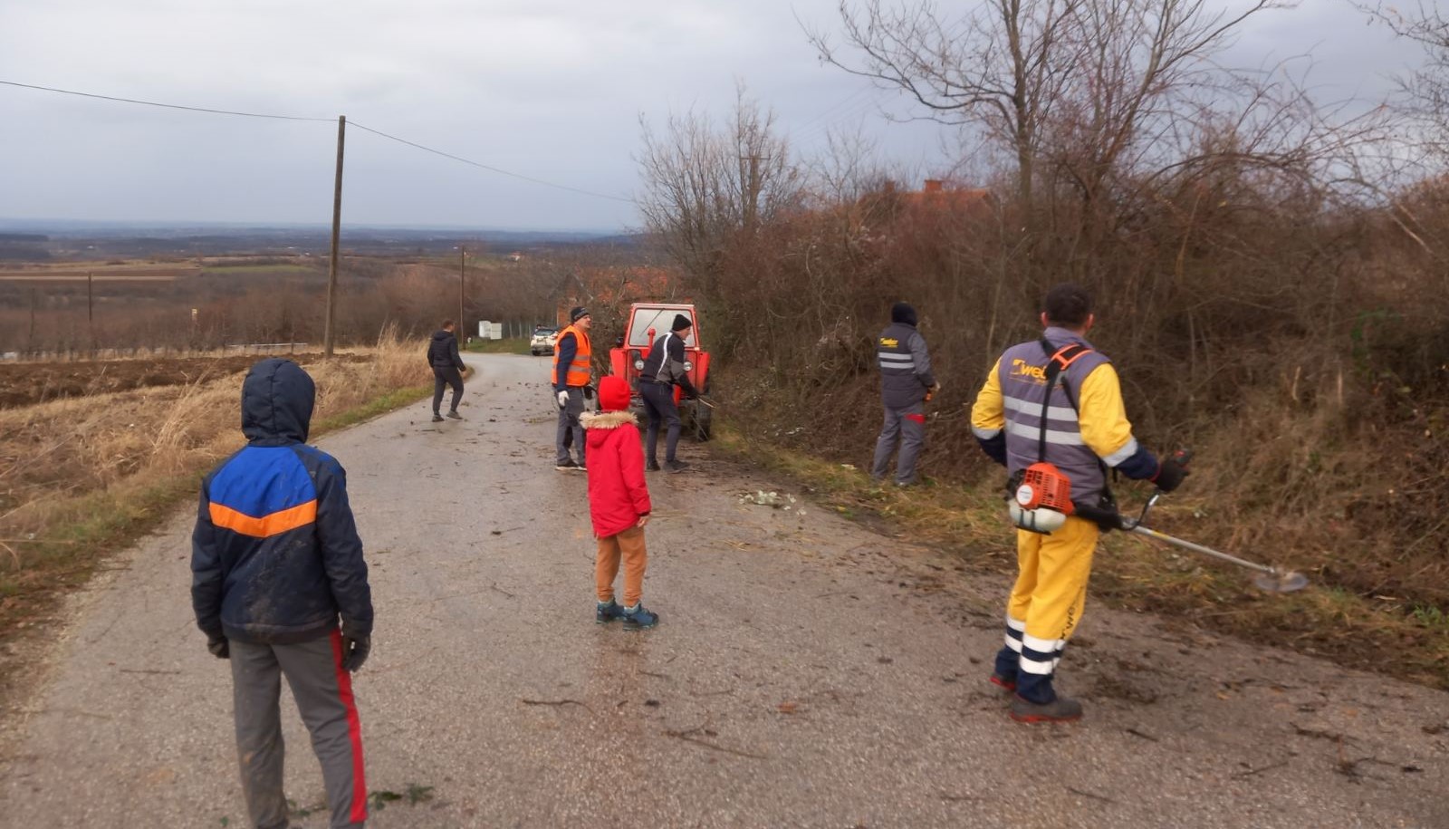 Nema odmora ni praznovanja za složne komšije: Meštani Lipovca kod Topole zasukali rukave i sami čiste rastinje pored puta koje im pravi velike probleme (FOTO)
