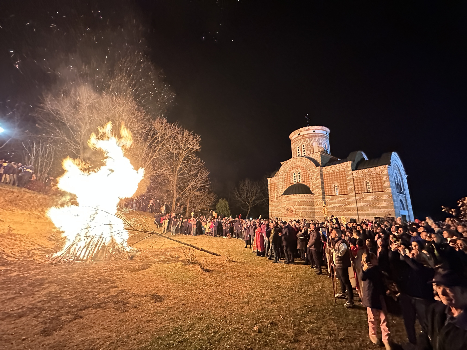 Neverovatna slika sa ustaničkog Ljubića: Na stotine vernika prisustvovalo paljenju badnjaka ispred crkve Svetog kneza Lazara (FOTO)(VIDEO)