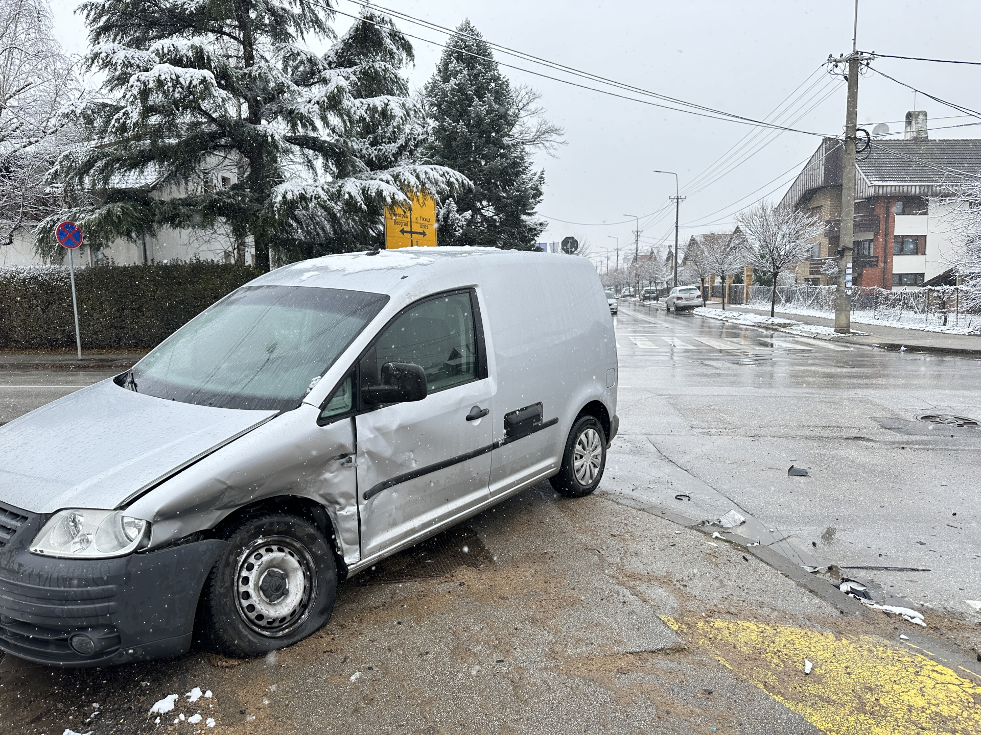 Prizor je jeziv, stoje dva slupana vozila na raskrsnici: Vazdušni jastuci im spasili živote, težak sudar na kritičnoj tačci Čačka (FOTO)