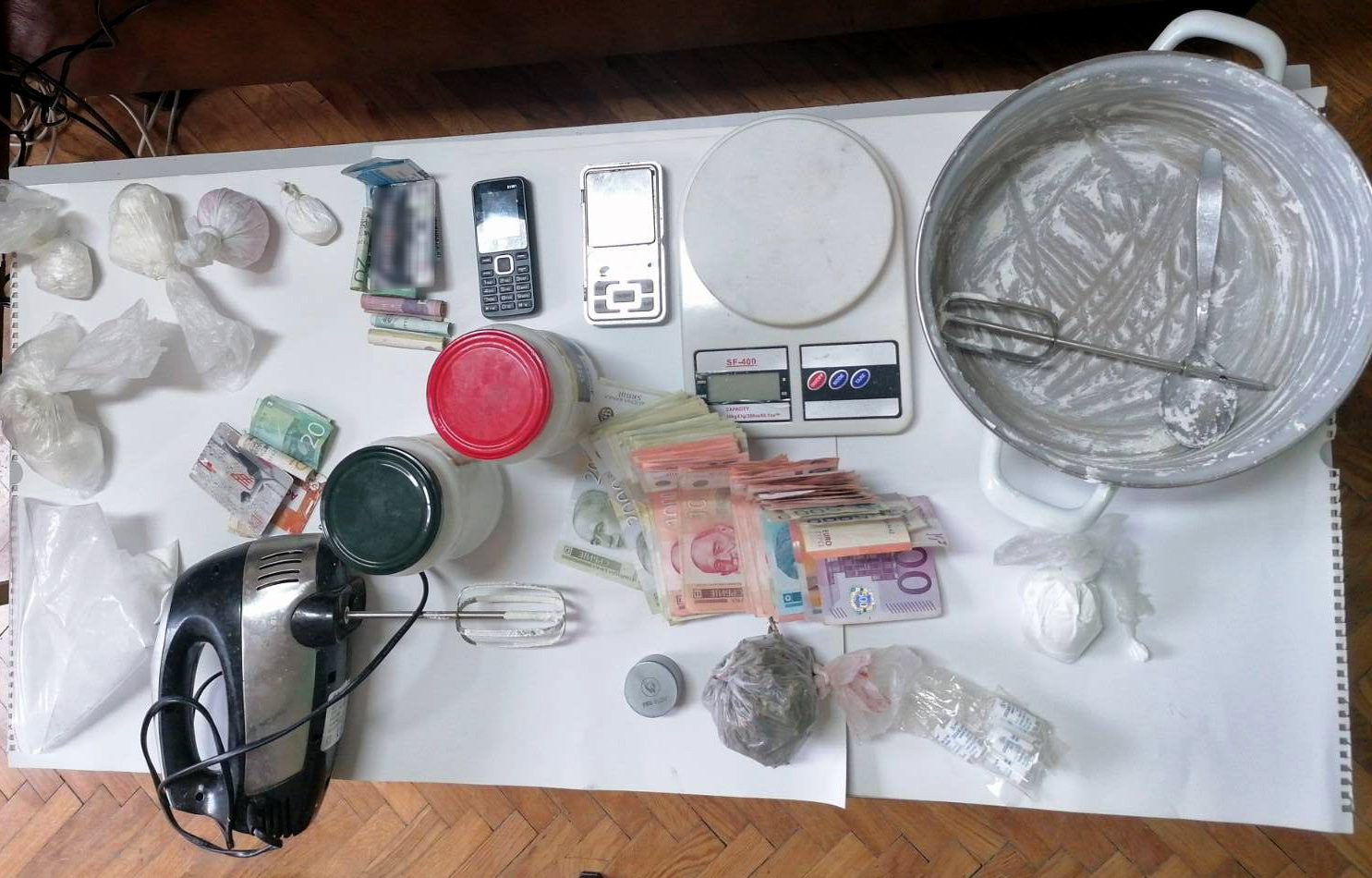 Dileri se skrivali u centru Smedereva pa prepakivali drogu: Uhapšena dva lica pod sumnjom da su trgovali mahihuanu i spid (FOTO)