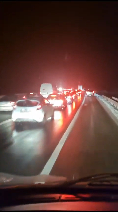 Karambol na auto-putu Miloš Veliki: Lančani sudar četiri vozila kod Uba, malo dalje sudar još dva automobila - stvaraju se dugačke kolone (VIDEO)