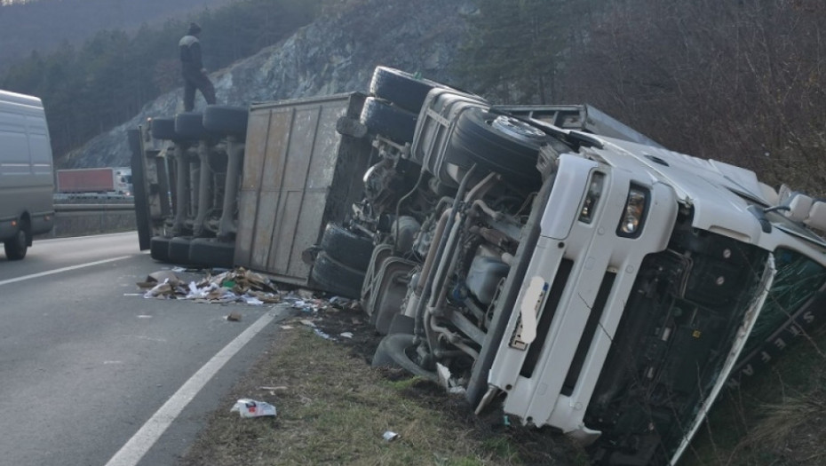 Probio bankinu i sleteo sa puta: Kamion se prevrnuo kod Kolašina, zaustavio se u neposrednoj blizini reke