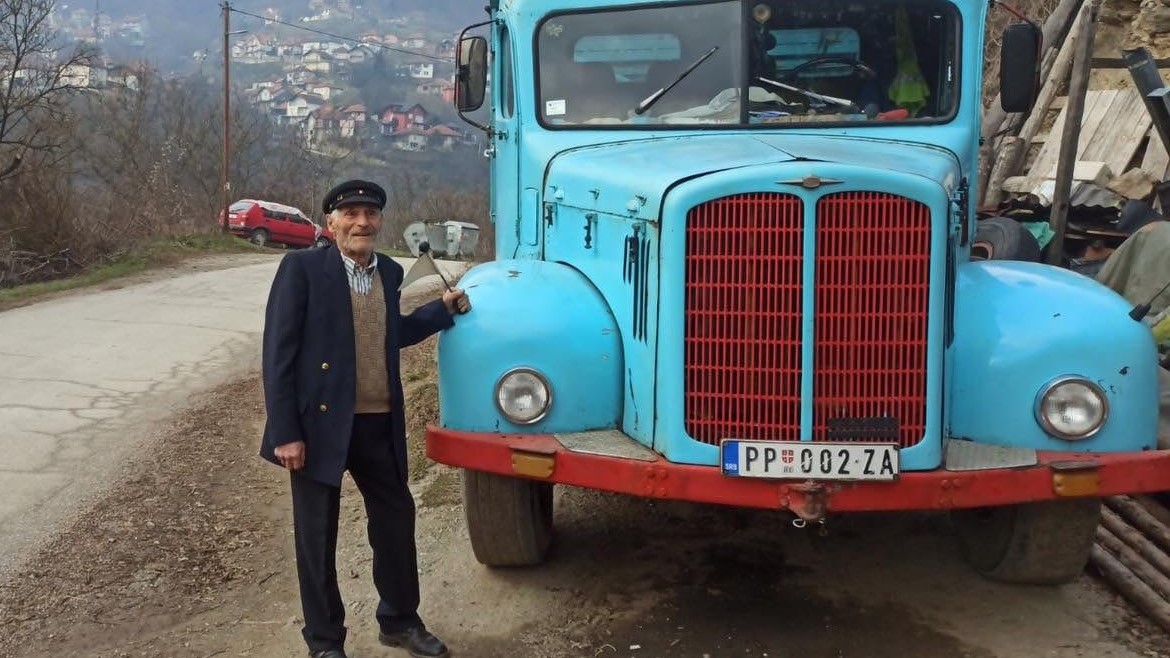 On je deda zmaj iz sela Raišnjevo kod Prijepolja: Milić gazi devetu deceniju ali je i dalje veran starom FAP-om kamionu, više života proveo je na točkovima nego na nogama (FOTO)