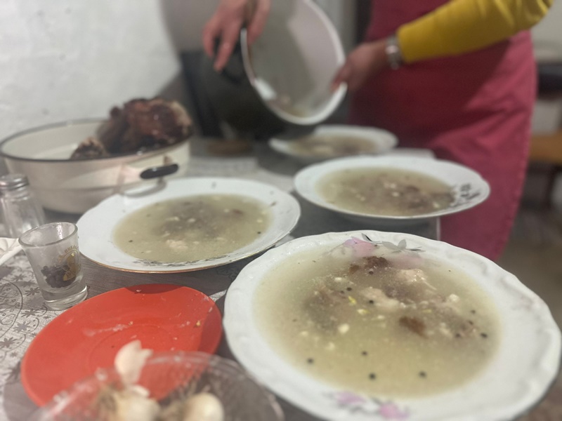 Kuvane nogice, glava i uši - pihtije su delikates koji se strancima ne može objasniti: Veoma su zdrave i podmladjuju, a domaćice širom Srbije spremile su ih za Bogojavljenje (FOTO)