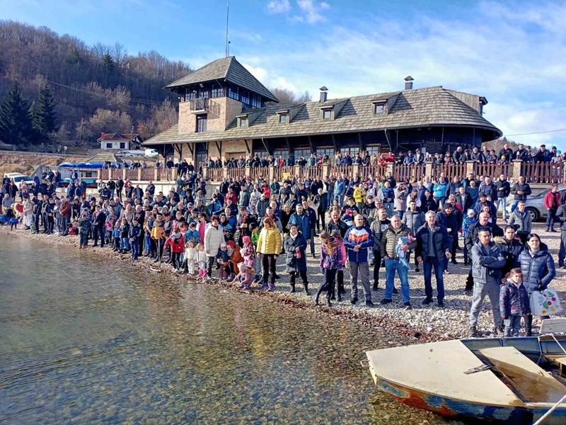 Jana je ponos Srbije: Četrnaestogodišnja devojčica iz Užica prva doplivala do Časnog krsta na Zlatarskom jezeru (FOTO)
