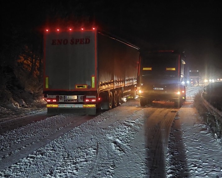 Kolaps potpuni kod Mokre Gore: Dva šlepera se poprečila na magistralnom putu, sve stoji - stvorene dugačke kolone vozila (FOTO)