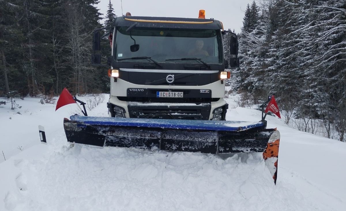 Snega ima na izvoz, putari 24 sata na terenu: Neverovatne slike sa Golije, za sada svi putevi prohodni (FOTO)(VIDEO)