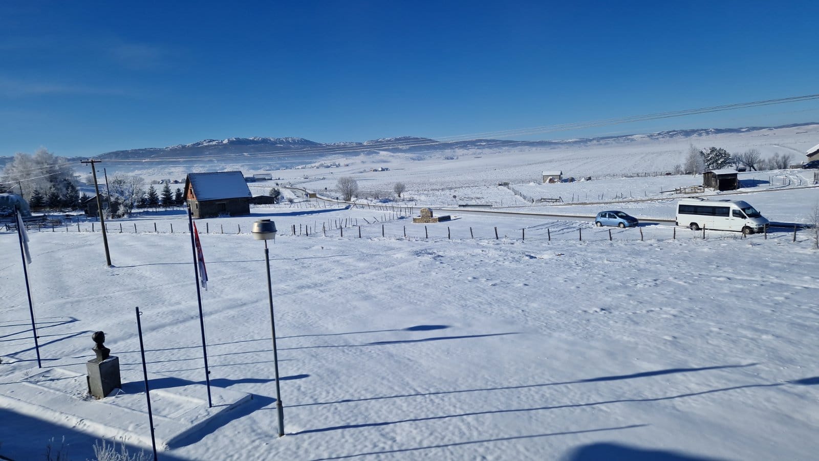 Ledi krv u žilama, ali mališani su stigli u školu: Muzefer otrkiva kako se živi na najledenijem mestu u Srbiji, ovako izgledaju Karajukića Bunari na minus 30 (FOTO)