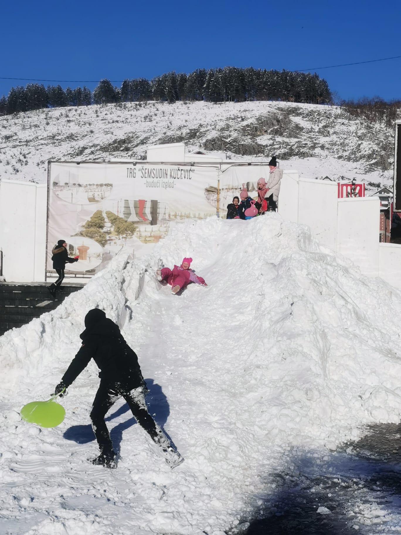 Jedinstveni snežni tobogan u Tutinu / foto: RINA