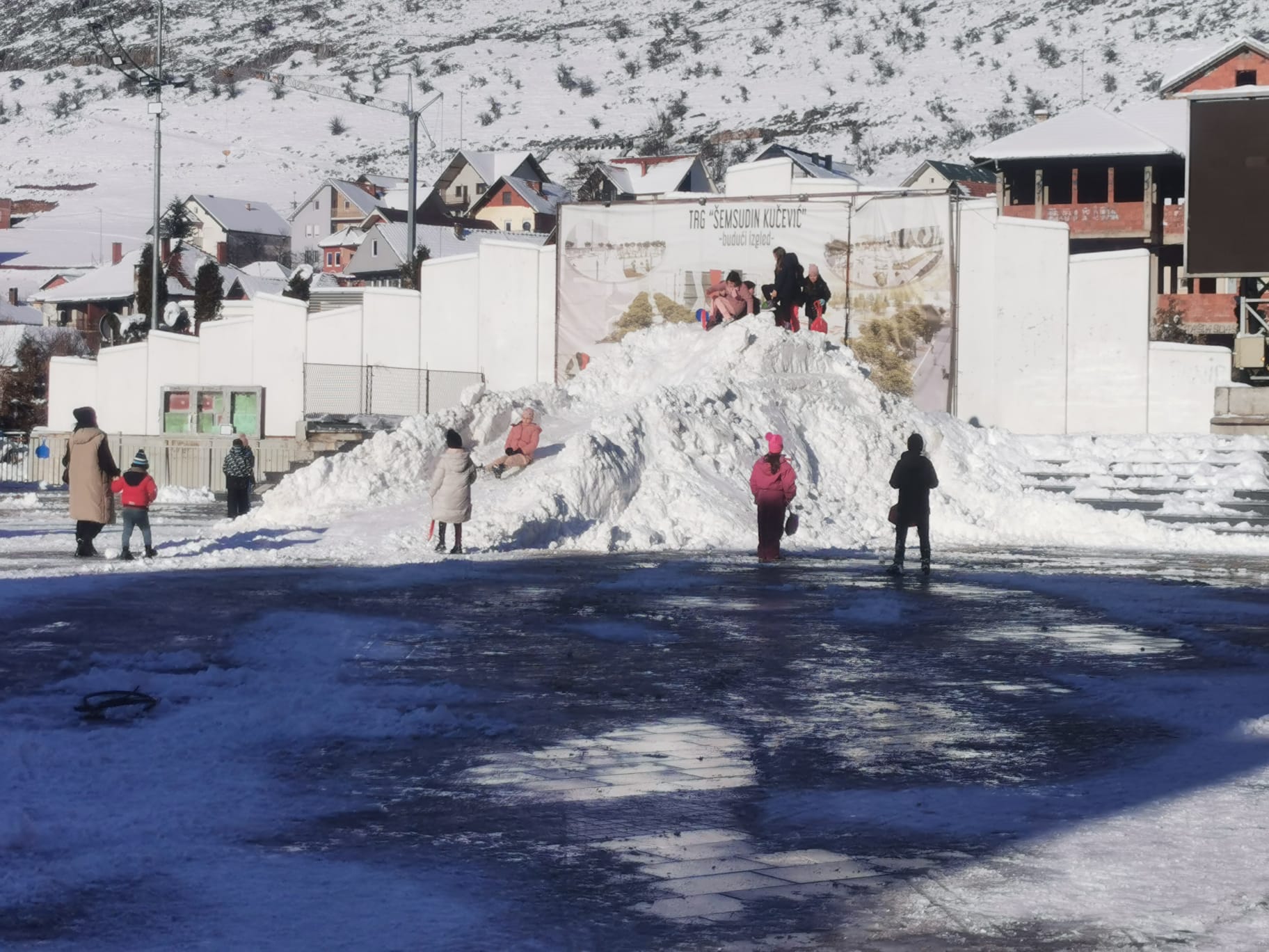 Jedinstveni snežni tobogan u Tutinu / foto: RINA
