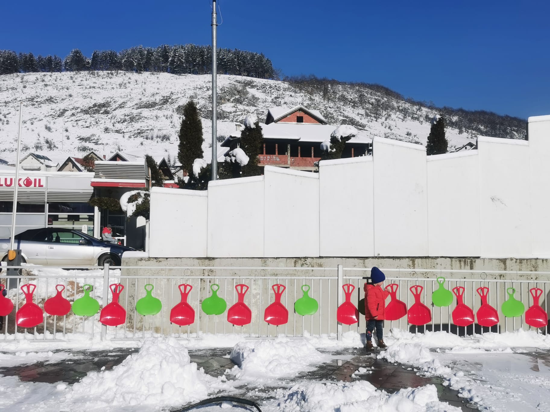 Nesvakidašnji tobogan osvanuo u Tutinu: Od viška snega radnici napravili sadržaj u kom deca uživaju svaki dan (FOTO)