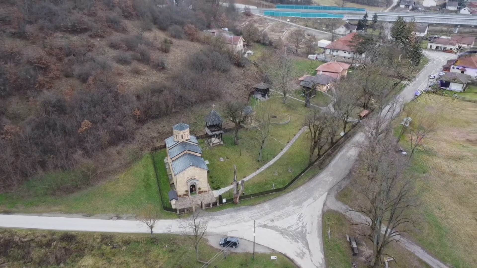 Udario štapom u kamen i potekla je lekovita voda: Ovo je čudotvorno mesto u srcu Srbije, brojni putnici namernici dolaze u mesto koje je pohodio Sveti Sava (FOTO)